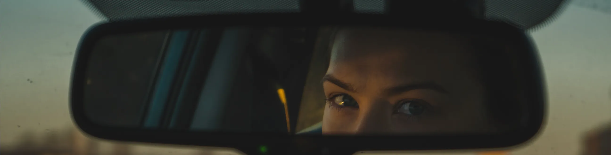 kvinde kigger i bakspejlet