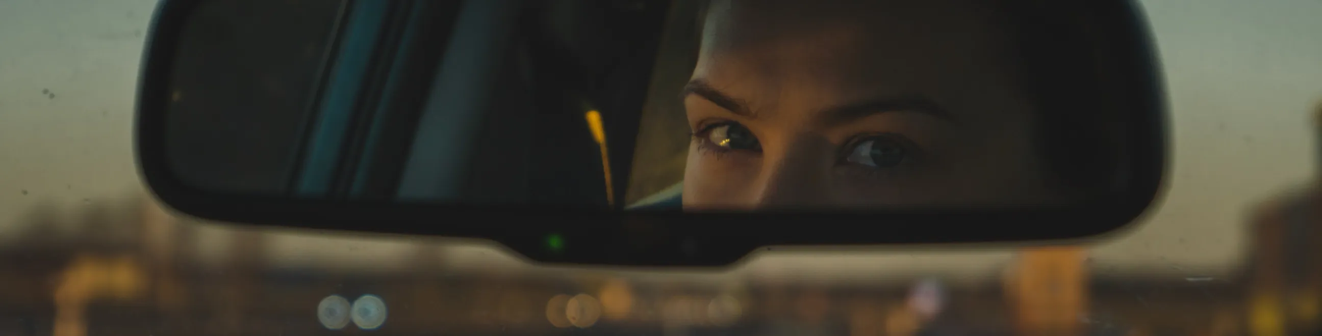 kvindelig fører kigger i bakspejlet